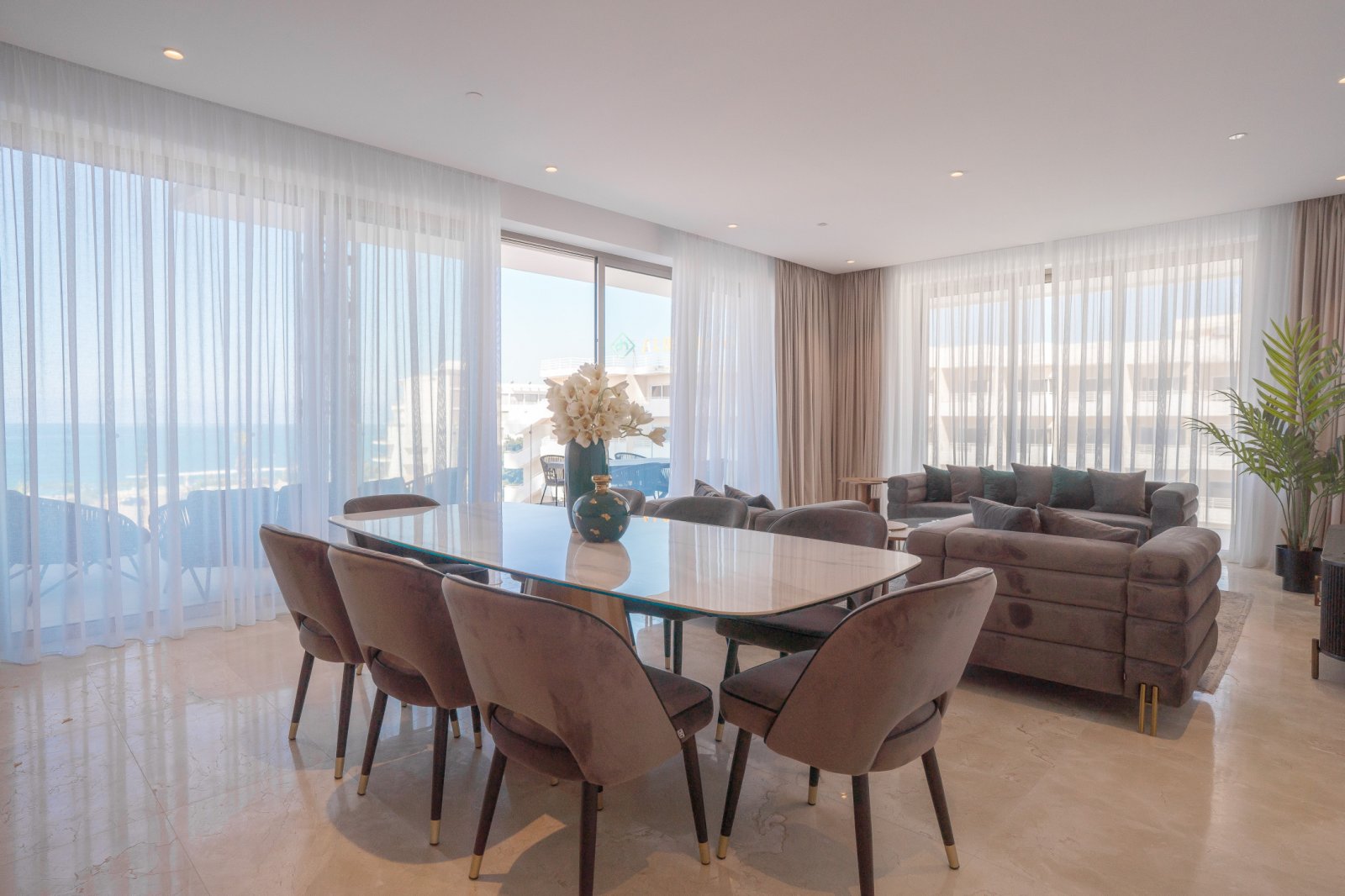 Luksusowy apartament 3+1 z przestronnym tarasem blisko morza