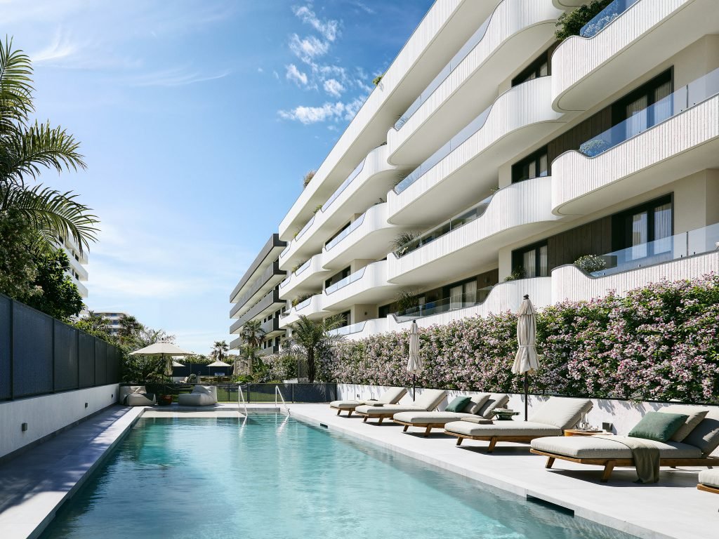 Nowoczesne apartamenty przy plaży, basenie i siłowni, Torre del Mar