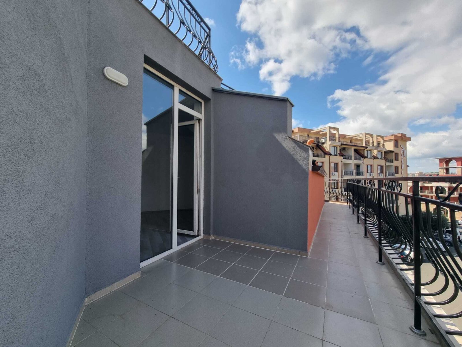 Niezamieszkiwane, nowe mieszkanie dwupokojowe w Villa Venezia