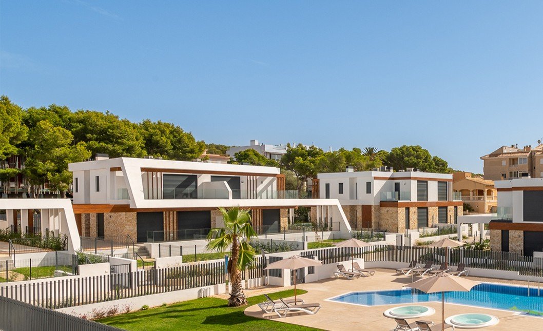 Luksusowy dom w zabudowie bliźniaczej z prywatnym ogrodem i tarasem na dachu, Cala Ratjada, Majorka, Hiszpania