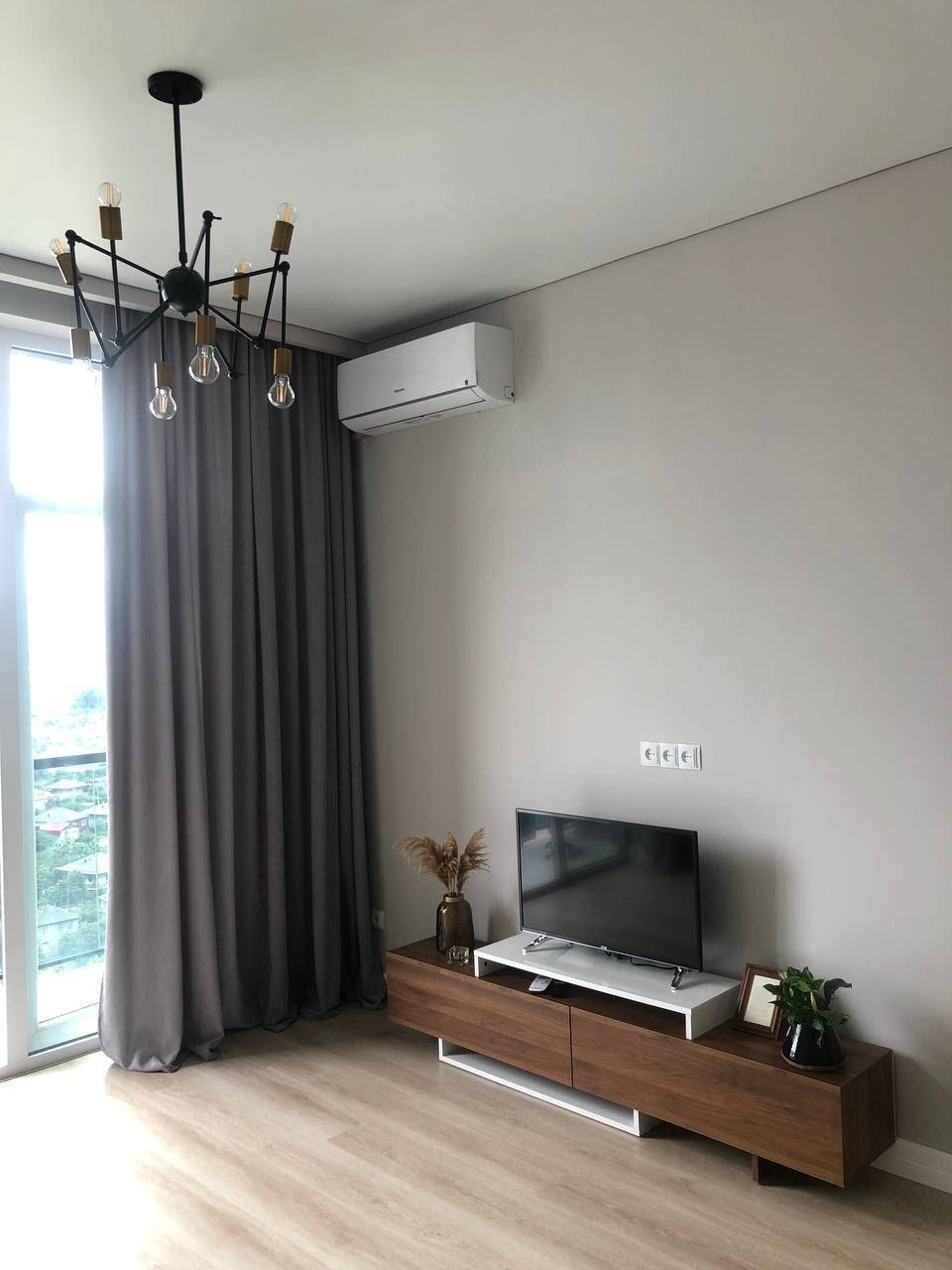 Stylowe mieszkanie 2-pokojowe na wysokim piętrze w Guru Residence, Batumi, Gruzja – całkowicie umeblowane z balkonem i widokiem na góry