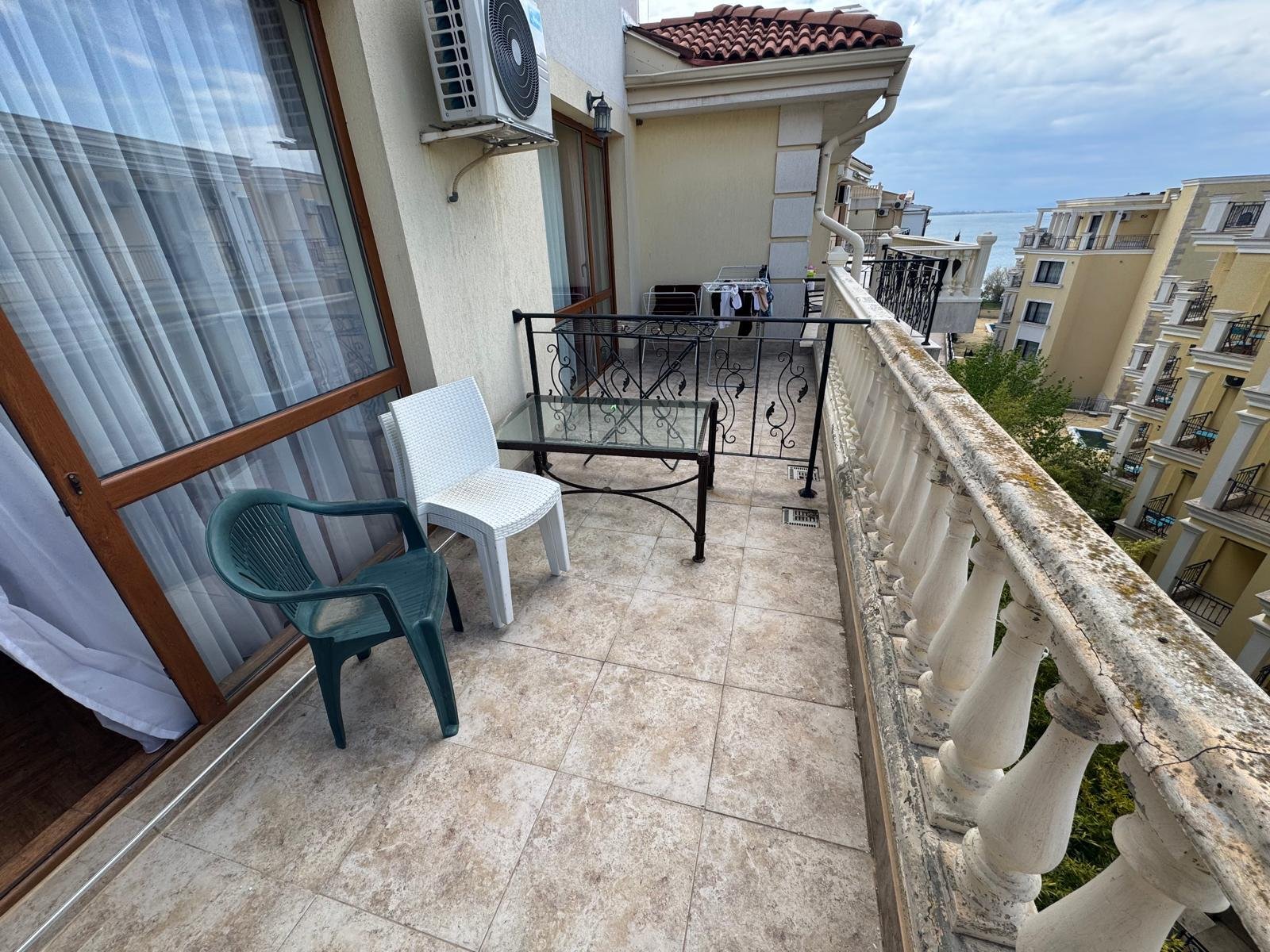 Umeblowane studio z widokiem na morze na sprzedaż w Royal Bay Residence, Sveti Vlas