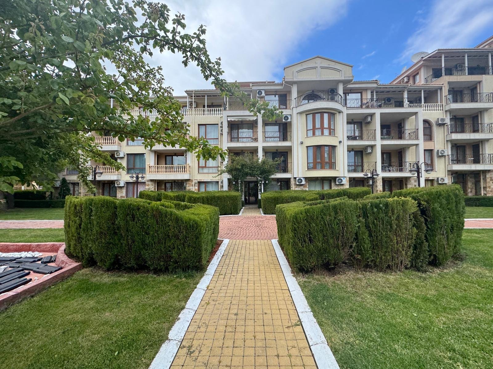 Umeblowane studio z widokiem na morze na sprzedaż w Royal Bay Residence, Sveti Vlas