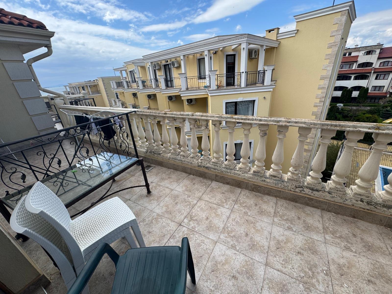 Umeblowane studio z widokiem na morze na sprzedaż w Royal Bay Residence, Sveti Vlas