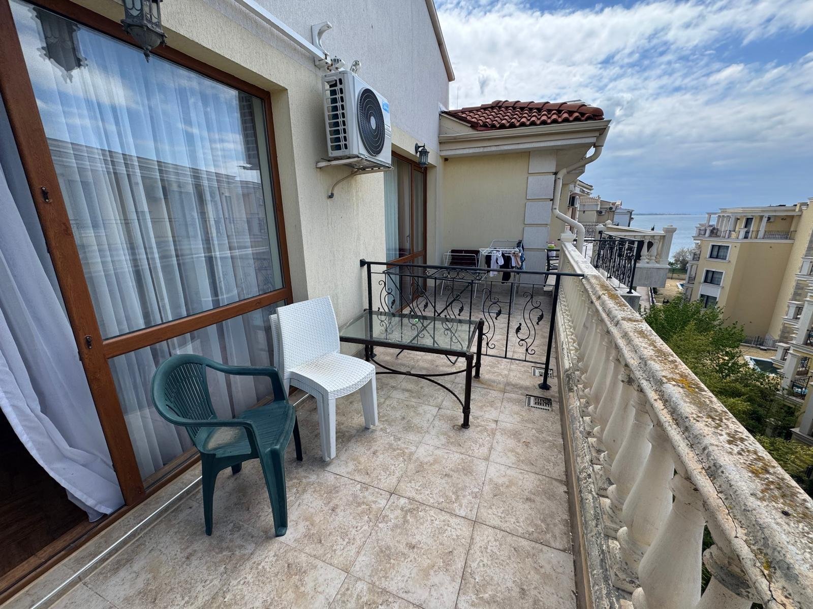 Umeblowane studio z widokiem na morze na sprzedaż w Royal Bay Residence, Sveti Vlas