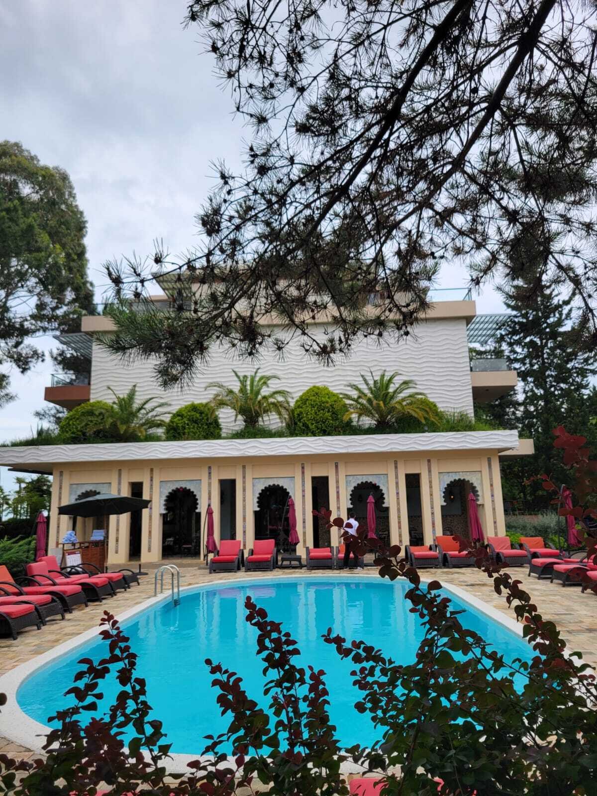 W pełni umeblowane mieszkanie dwupokojowe w ośrodku Dreamland Oasis Resort koło Batumi, Gruzja – z prywatnym ogrodem i dostępem do prywatnej plaży