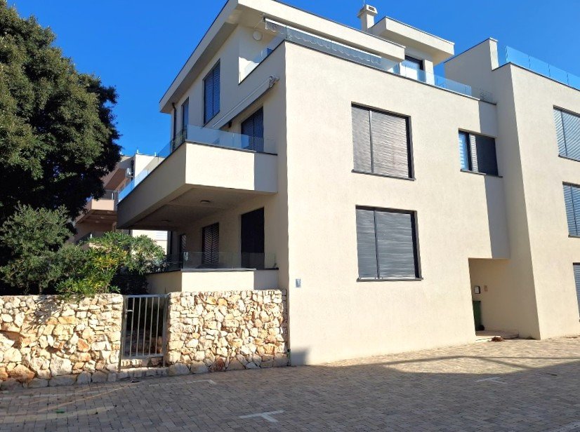 Przestronny apartament z trzema sypialniami i tarasem 50 m od morza, Mandre, wyspa Pag