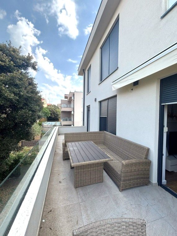 Przestronny apartament z trzema sypialniami i tarasem 50 m od morza, Mandre, wyspa Pag