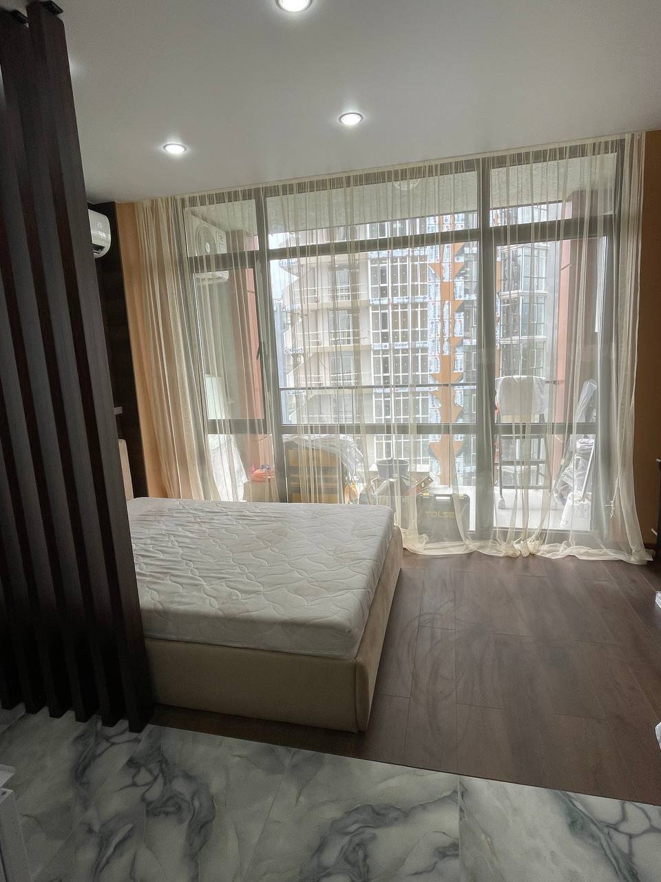 Nowoczesne studio przy New Boulevard, Batumi, Gruzja – Jasny wystrój wnętrza z oddzielną sypialnią