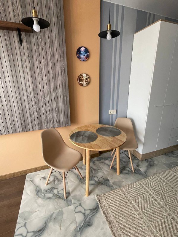 Nowoczesne studio przy New Boulevard, Batumi, Gruzja – Jasny wystrój wnętrza z oddzielną sypialnią