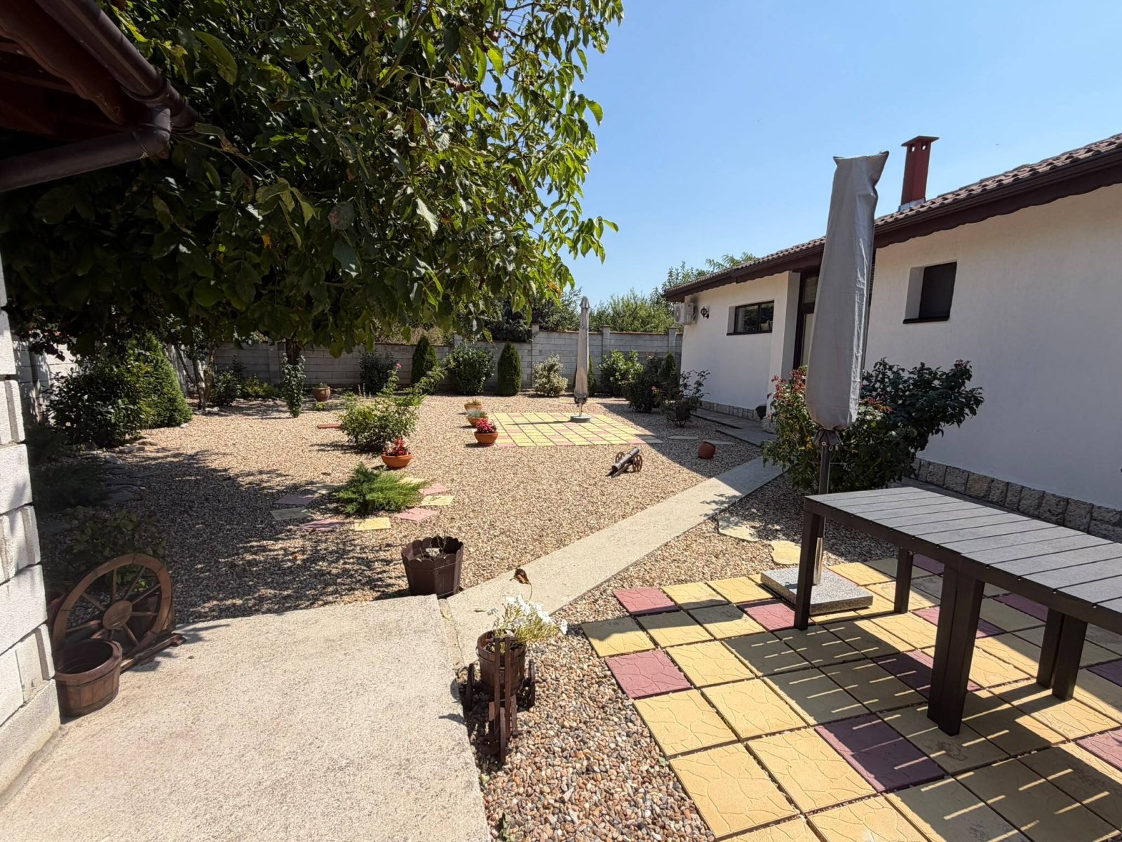 Uroczy bungalow z 4 pokojami na dużej działce w Sokolovo – region Balchik