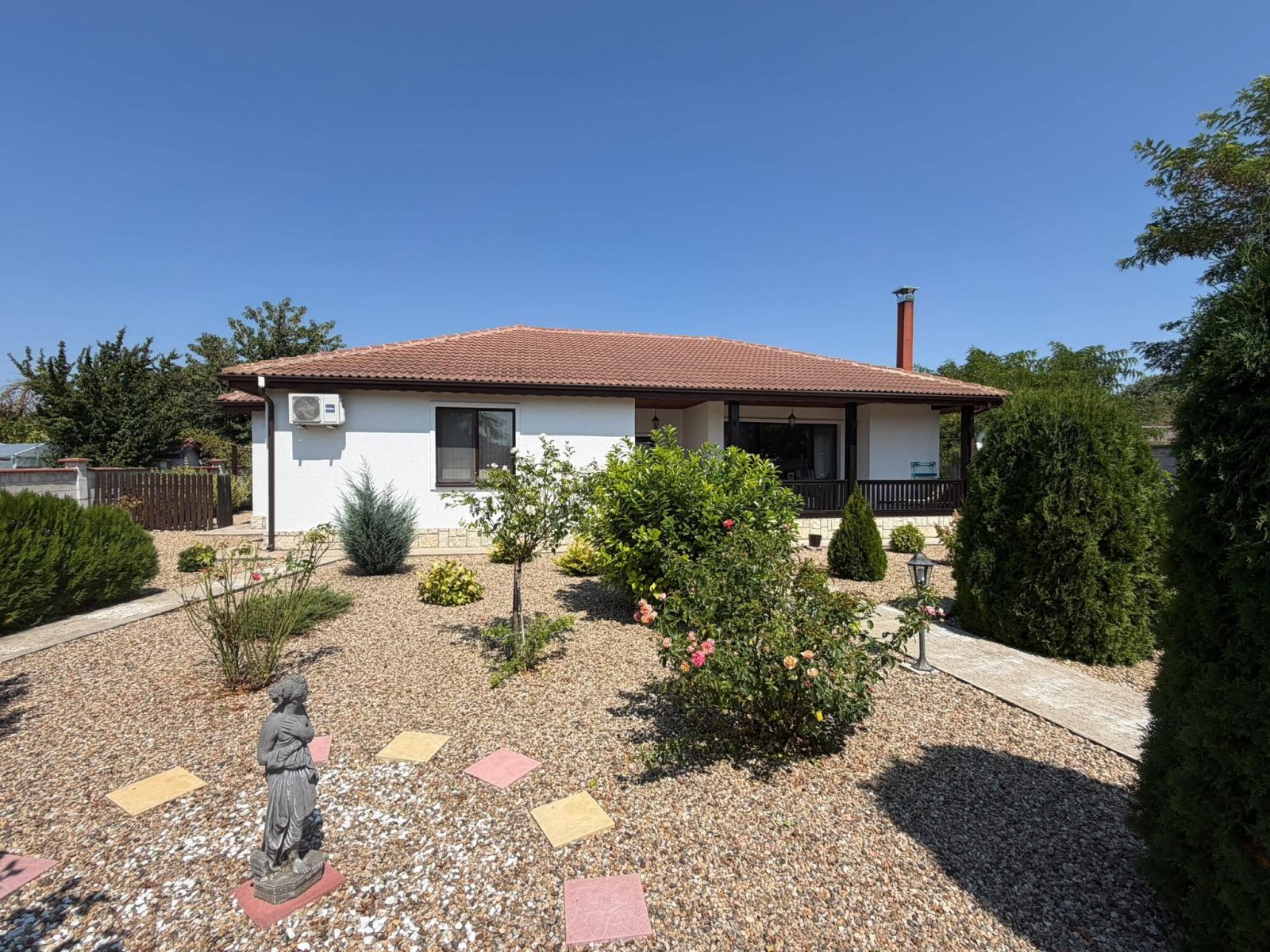 Uroczy bungalow z 4 pokojami na dużej działce w Sokolovo – region Balchik