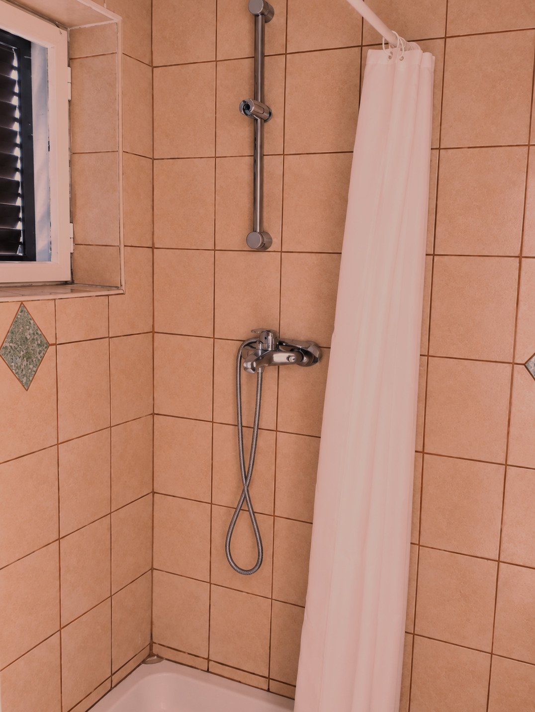 Przestronny dom z dwoma apartamentami 700 m od plaży, Sabunike, Chorwacja