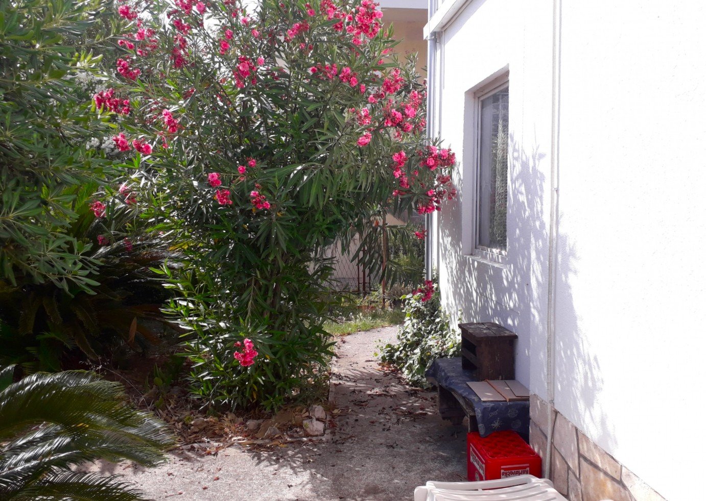 Przestronny dom z dwoma apartamentami 700 m od plaży, Sabunike, Chorwacja