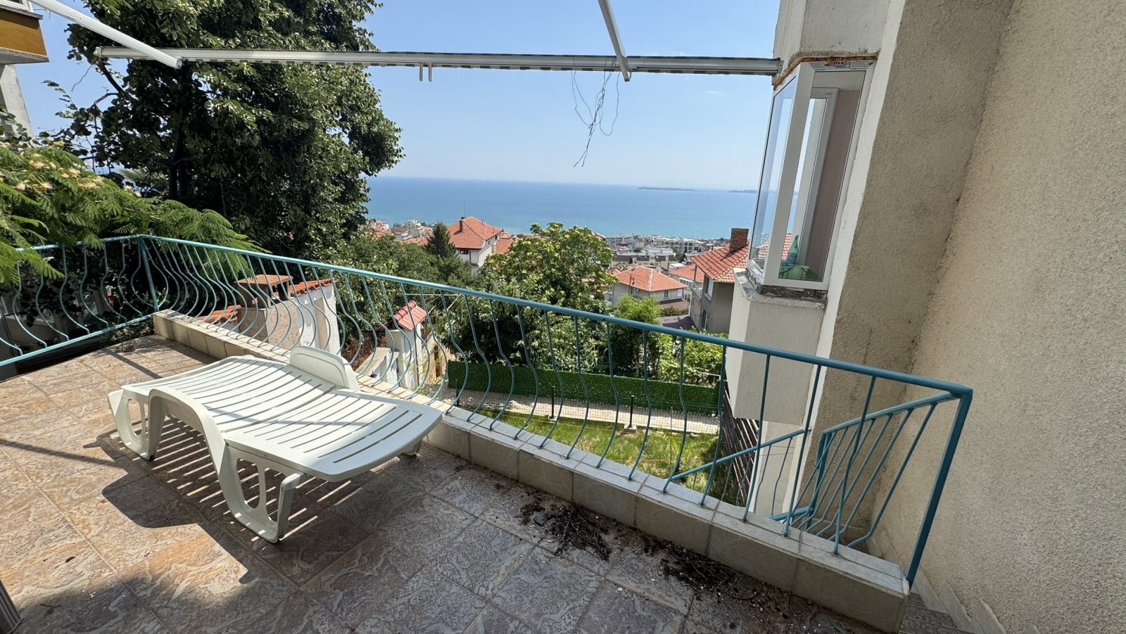 Sveti Vlas: Dwupiętrowy dom z panoramicznym widokiem na jezioro i prywatnym ogrodem w Sveti Vlas, Bułgaria Sveti Vlas: Dwupiętrowy dom z panoramicznym widokiem na jezioro i prywatnym ogrodem w Sveti Vlas, Bułgaria