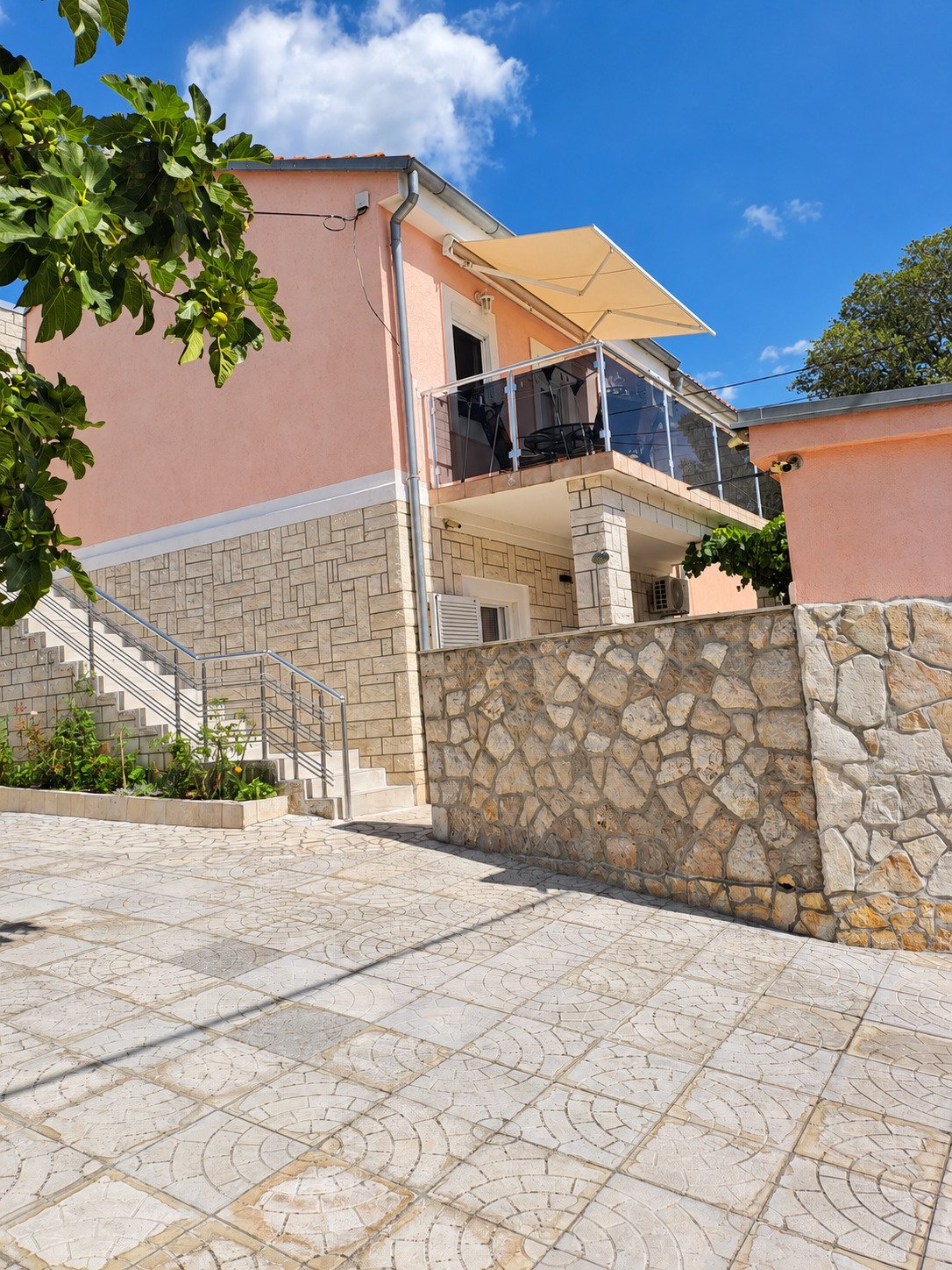 Odnowiony dom z dwoma apartamentami 450 m od morza, Dramalj, Chorwacja
