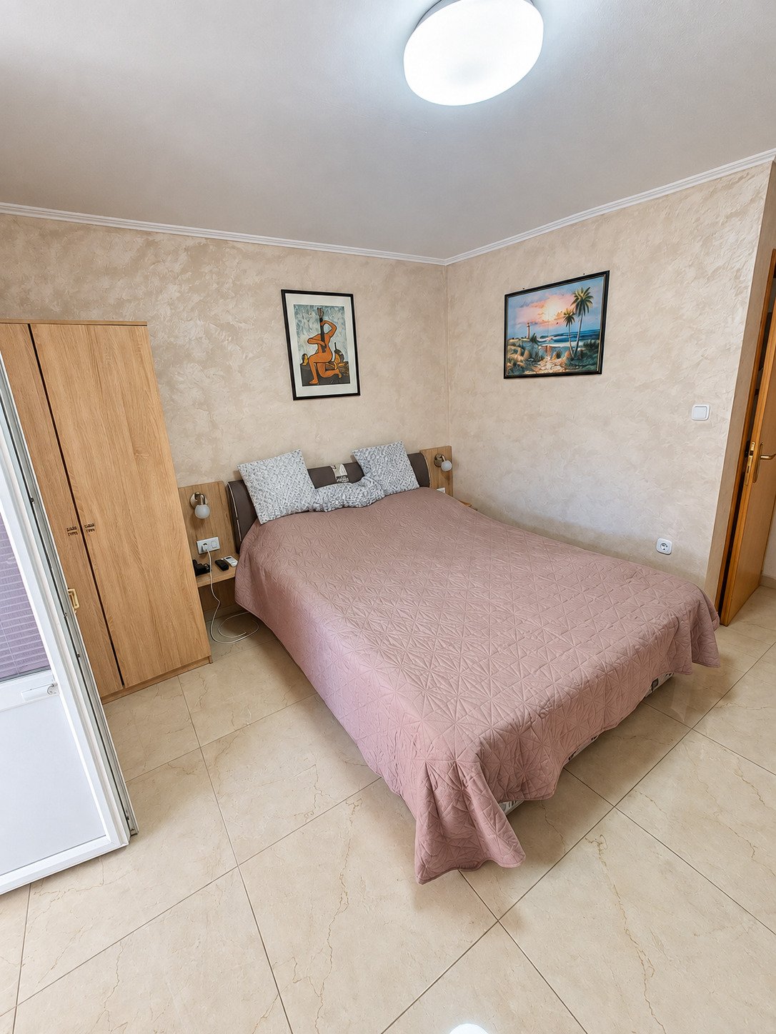 Odnowiony dom z dwoma apartamentami 450 m od morza, Dramalj, Chorwacja
