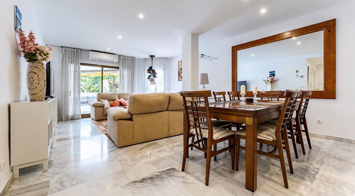 Przestronny apartament z licencją turystyczną przy plaży, Elviria, Hiszpania