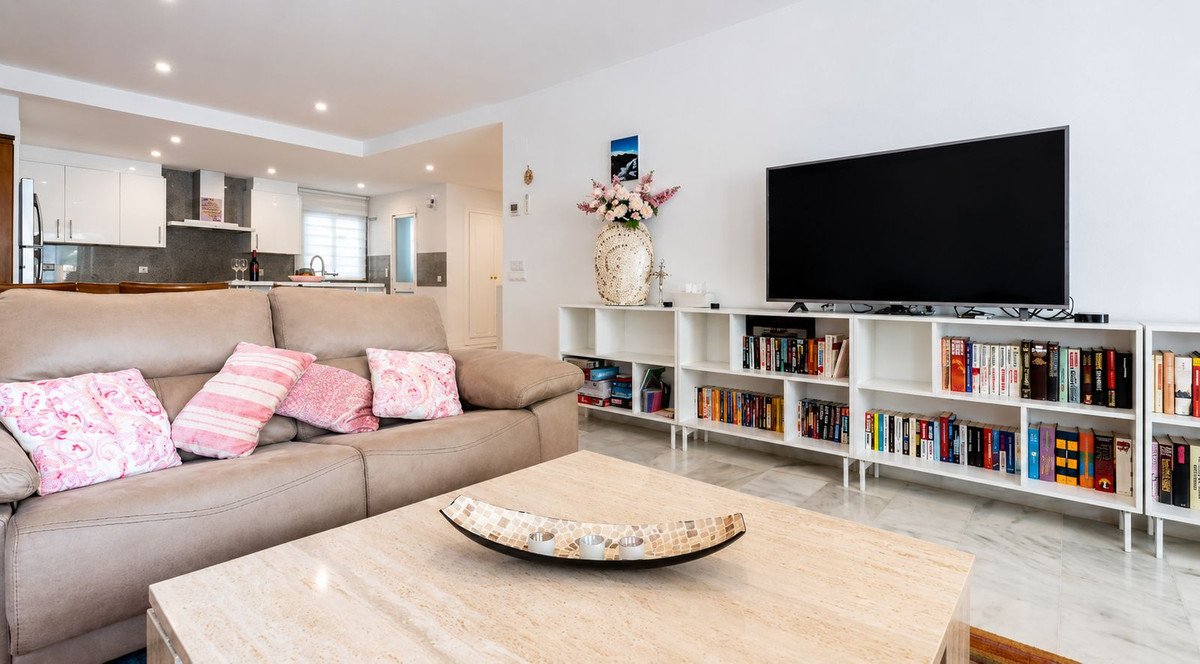Przestronny apartament z licencją turystyczną przy plaży, Elviria, Hiszpania