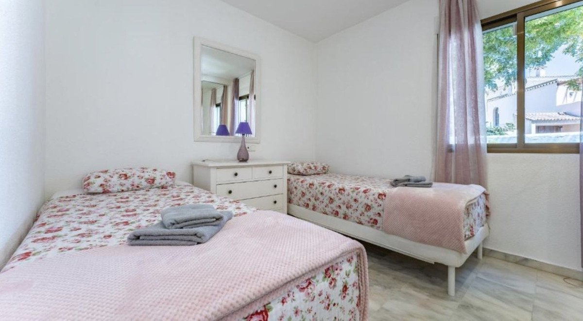 Przestronny apartament z licencją turystyczną przy plaży, Elviria, Hiszpania