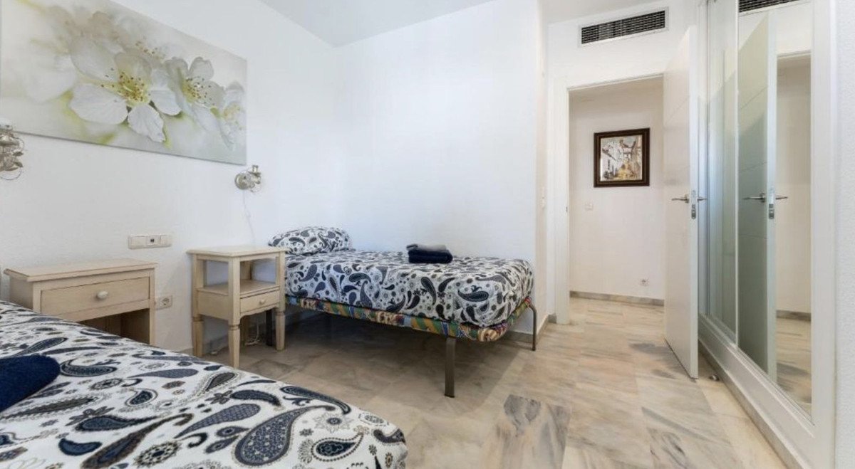 Przestronny apartament z licencją turystyczną przy plaży, Elviria, Hiszpania
