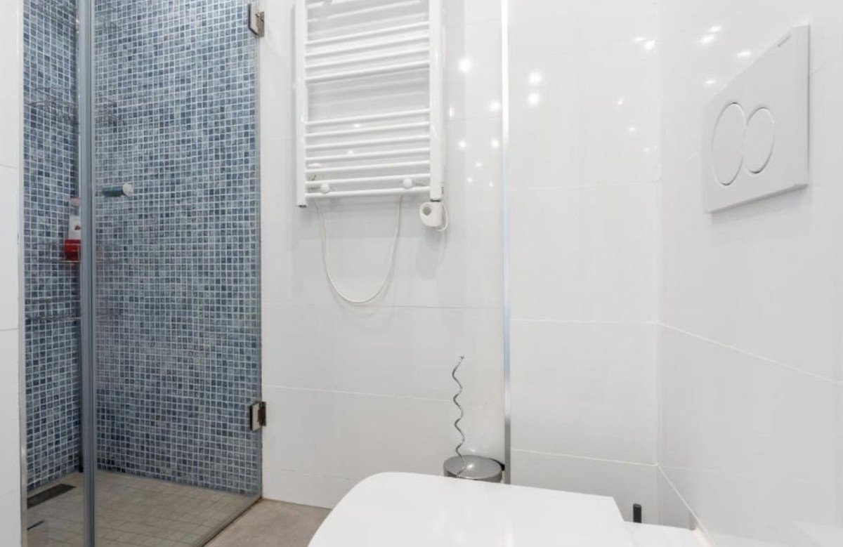 Przestronny apartament z licencją turystyczną przy plaży, Elviria, Hiszpania