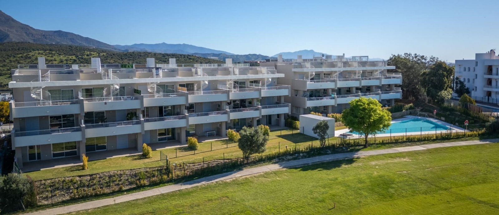 Estepona, Malaga: Jasny apartament z tarasem i widokiem na pole golfowe, Estepona, Hiszpania 
