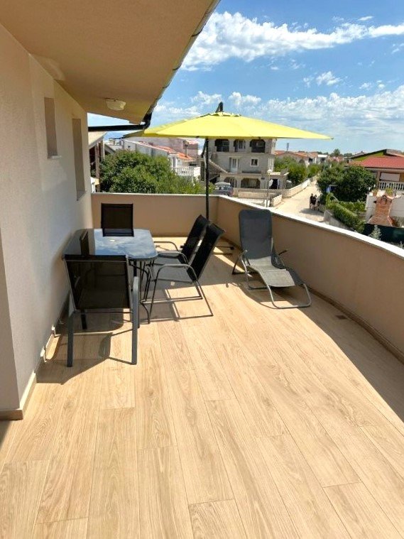 Dom apartamentowy inwestycyjny 800 m od plaży, Vir, Chorwacja