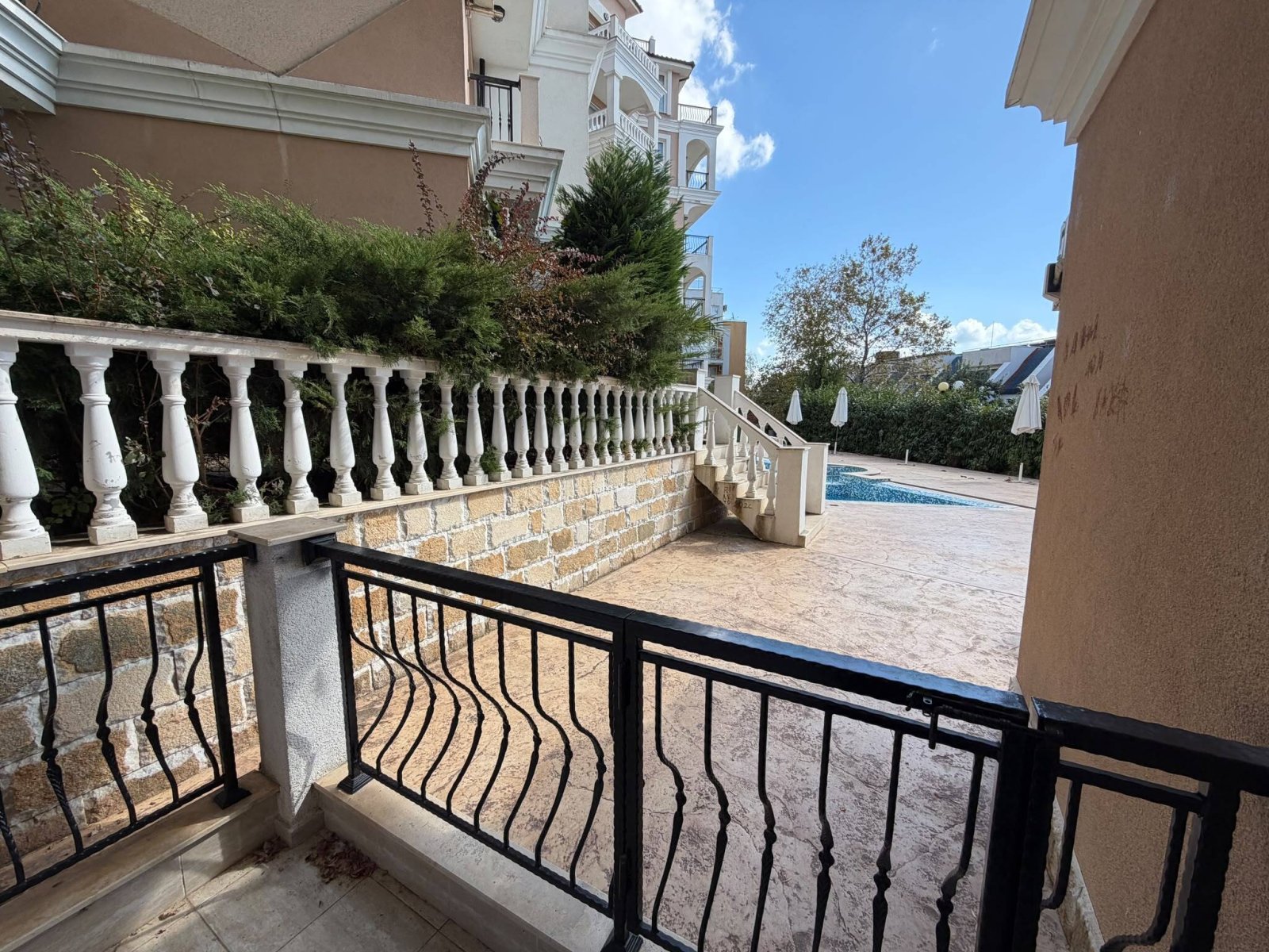 Dwupokojowe mieszkanie z widokiem na basen w kompleksie Villa Antorini w Sveti Vlas, Bułgaria