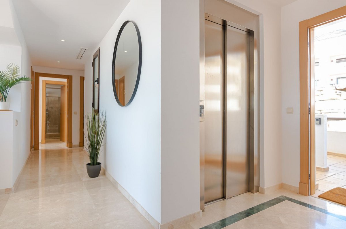 Luxus-Penthouse mit 100 m² Terrasse und Meerblick nahe Finca Cortesín, Casares, Spanien