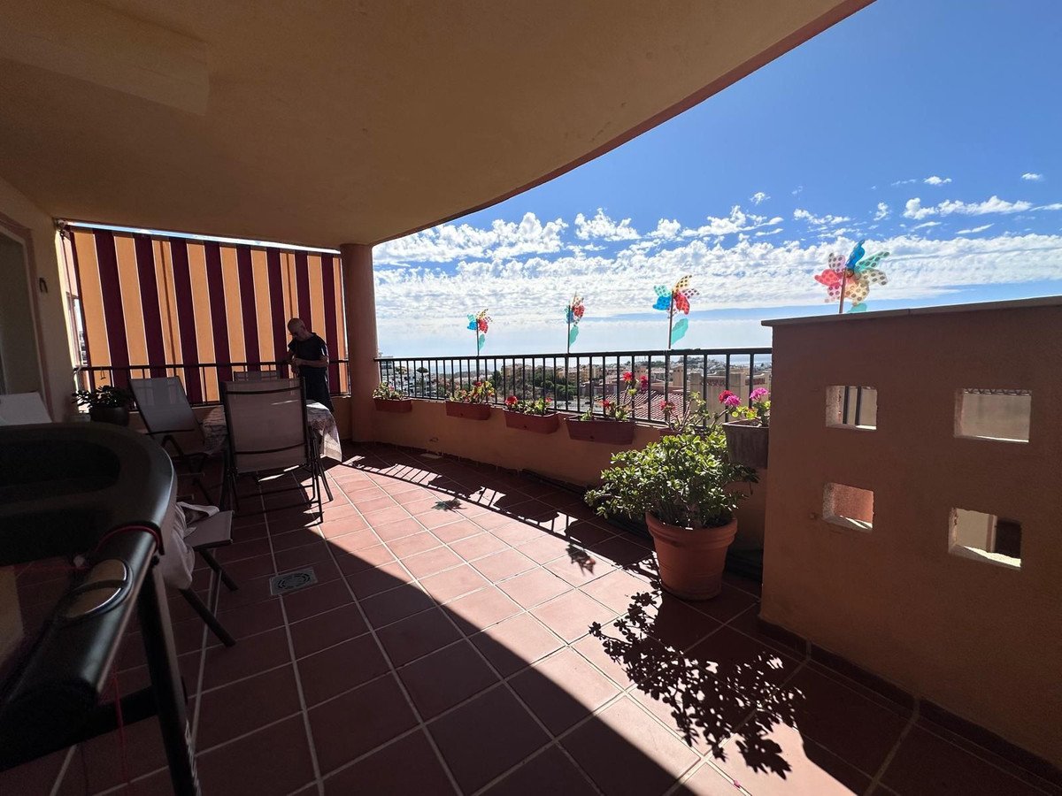 Jasny apartament z widokiem na morze, tarasem i basenem, Riwiera del Sol, Hiszpania