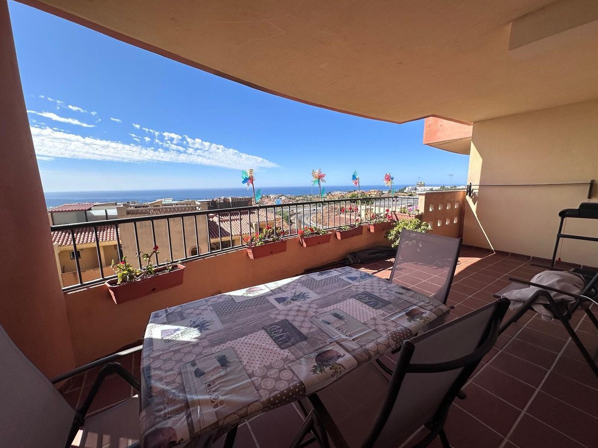 Jasny apartament z widokiem na morze, tarasem i basenem, Riwiera del Sol, Hiszpania