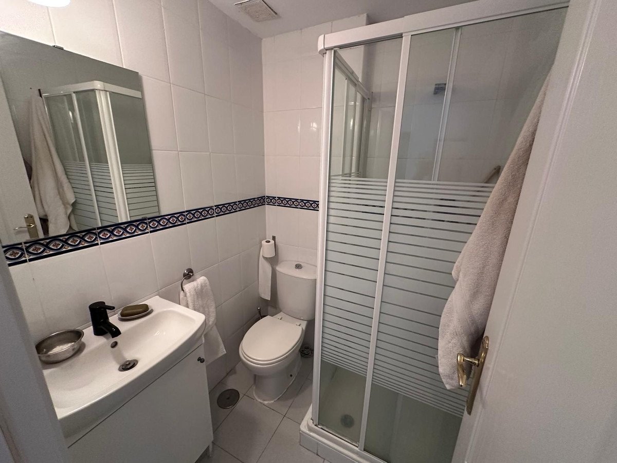 Jasny apartament z widokiem na morze, tarasem i basenem, Riwiera del Sol, Hiszpania