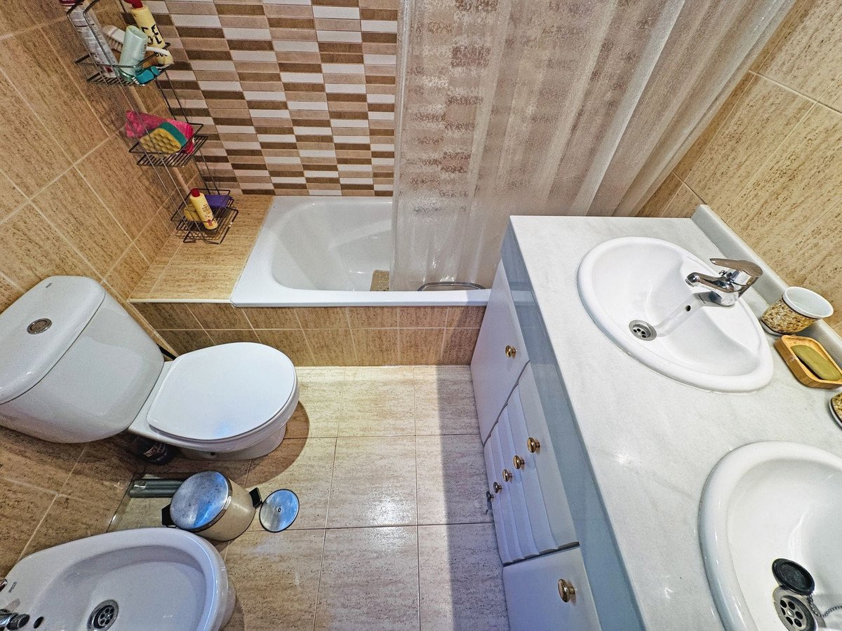 Jasny apartament z widokiem na morze, tarasem o powierzchni 21 m² i basenem, Calahonda, Hiszpania
