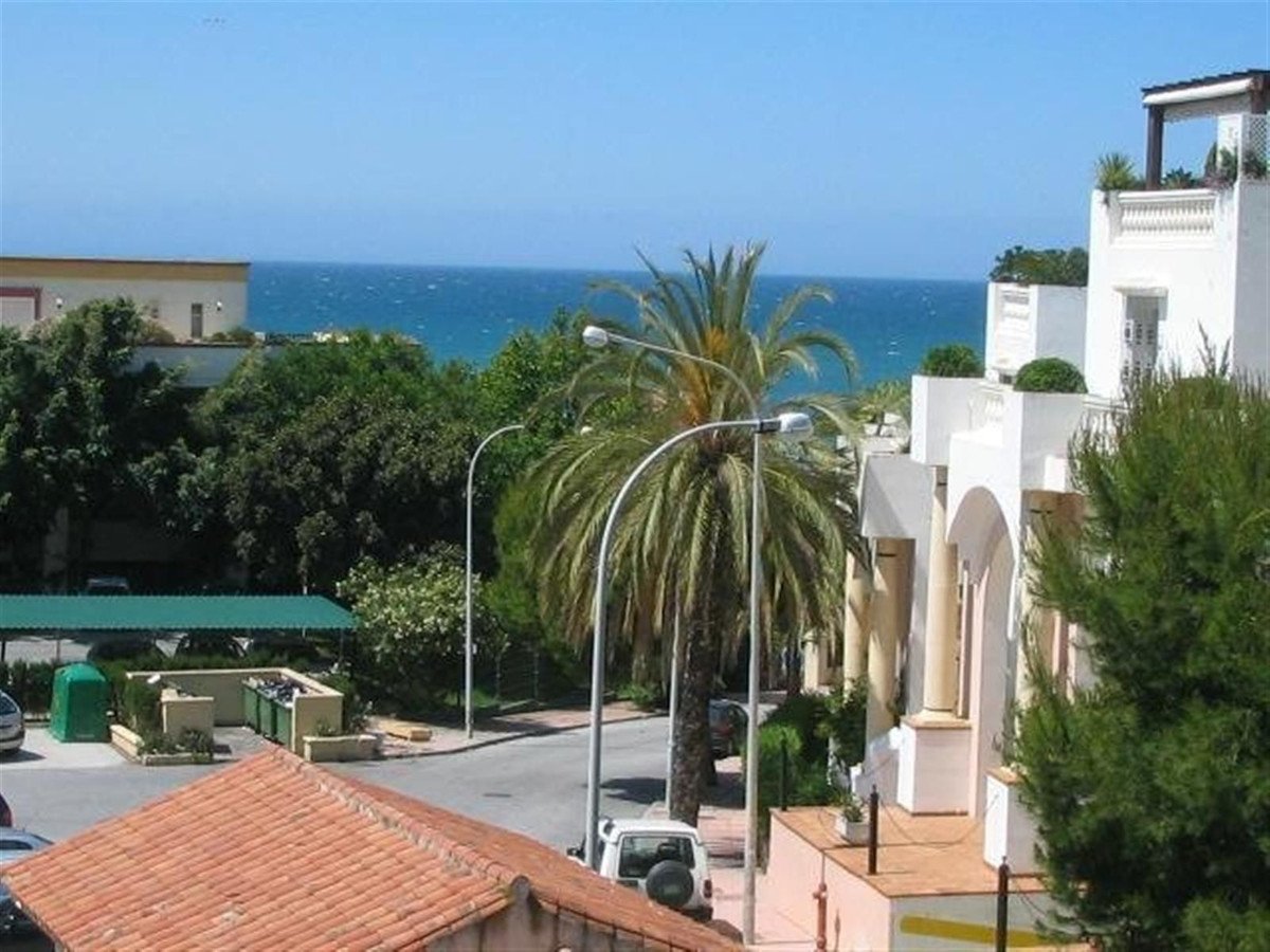 Apartament na pierwszej linii plaży z tarasem o powierzchni 22 m² i widokiem na morze, Marbella, Hiszpania