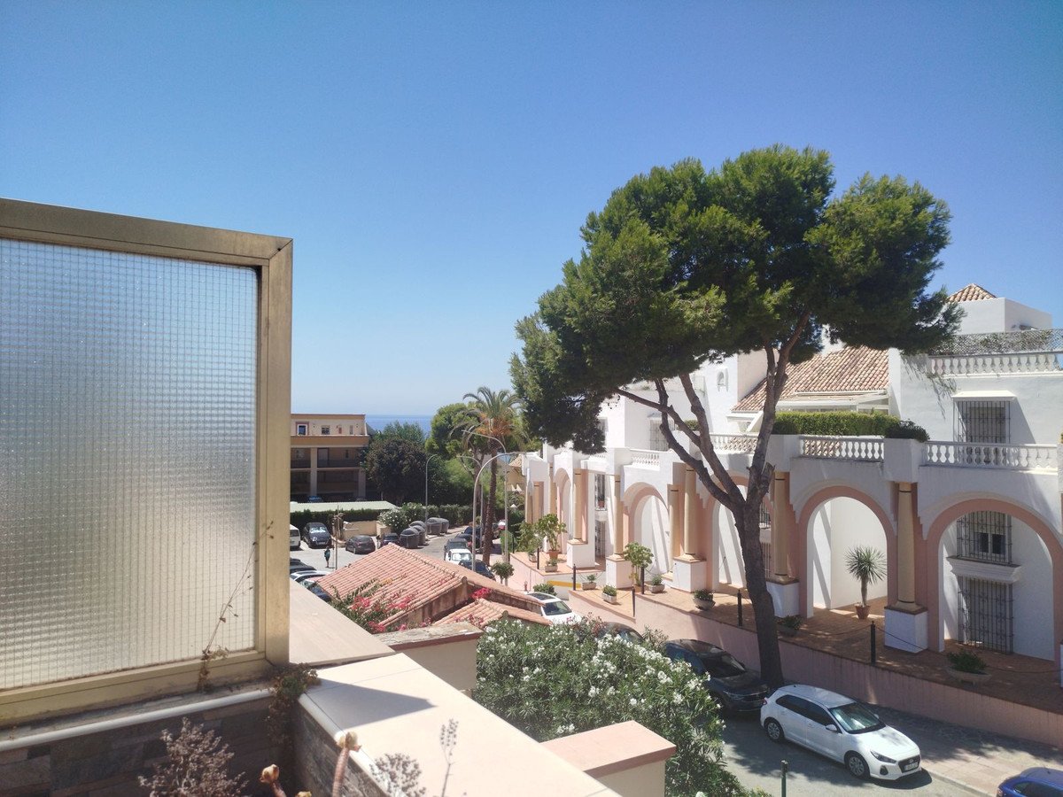 Apartament na pierwszej linii plaży z tarasem o powierzchni 22 m² i widokiem na morze, Marbella, Hiszpania