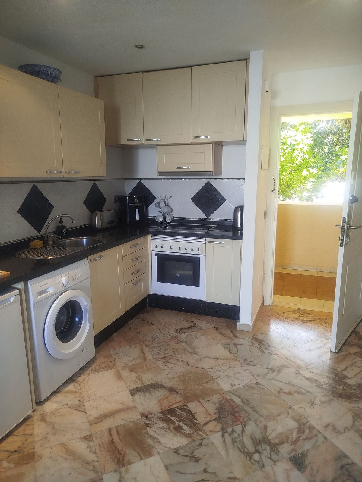 Apartament na pierwszej linii plaży z tarasem o powierzchni 22 m² i widokiem na morze, Marbella, Hiszpania