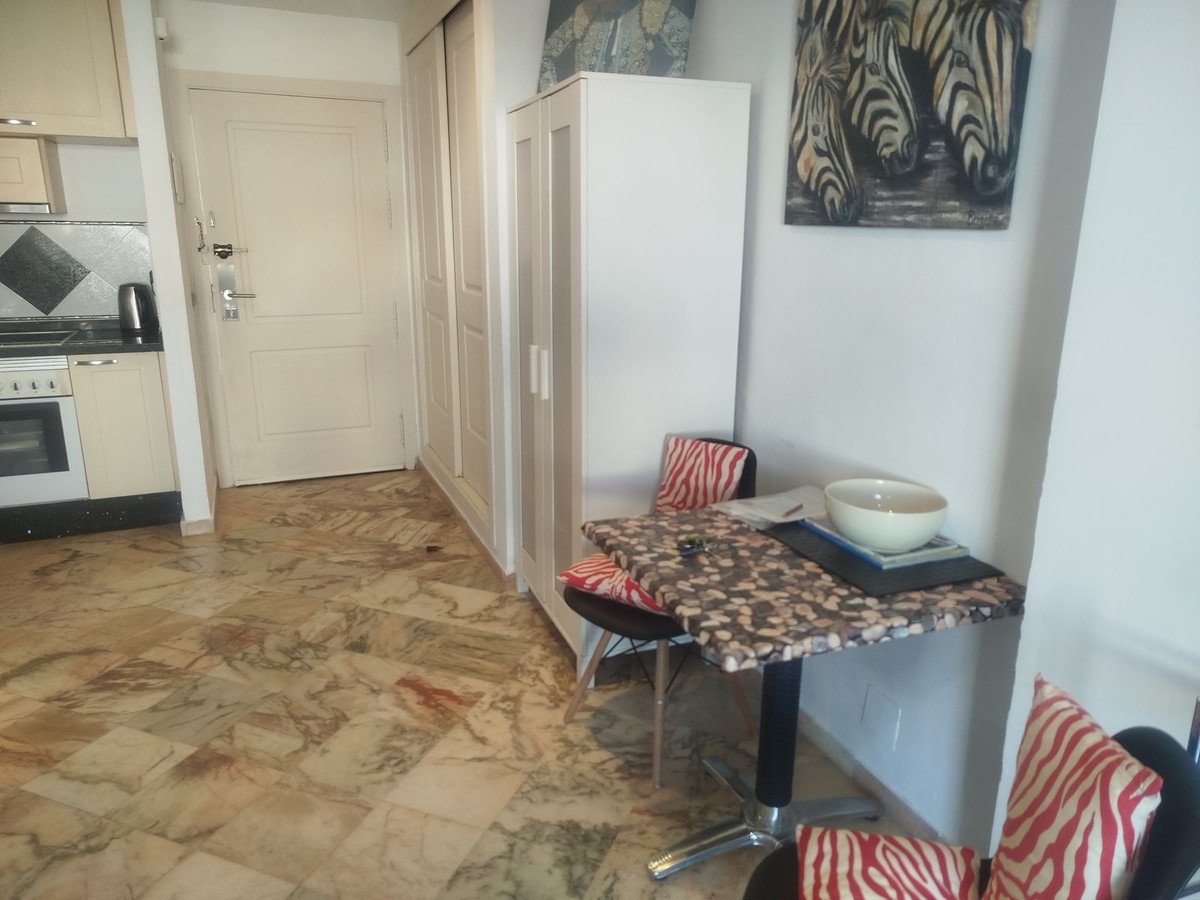 Apartament na pierwszej linii plaży z tarasem o powierzchni 22 m² i widokiem na morze, Marbella, Hiszpania