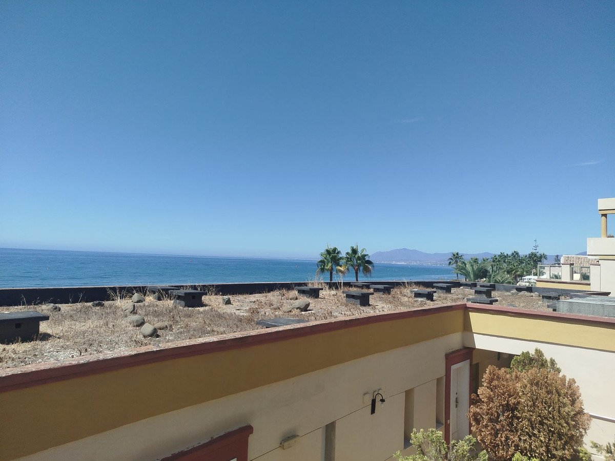 Apartament na pierwszej linii plaży z tarasem o powierzchni 22 m² i widokiem na morze, Marbella, Hiszpania