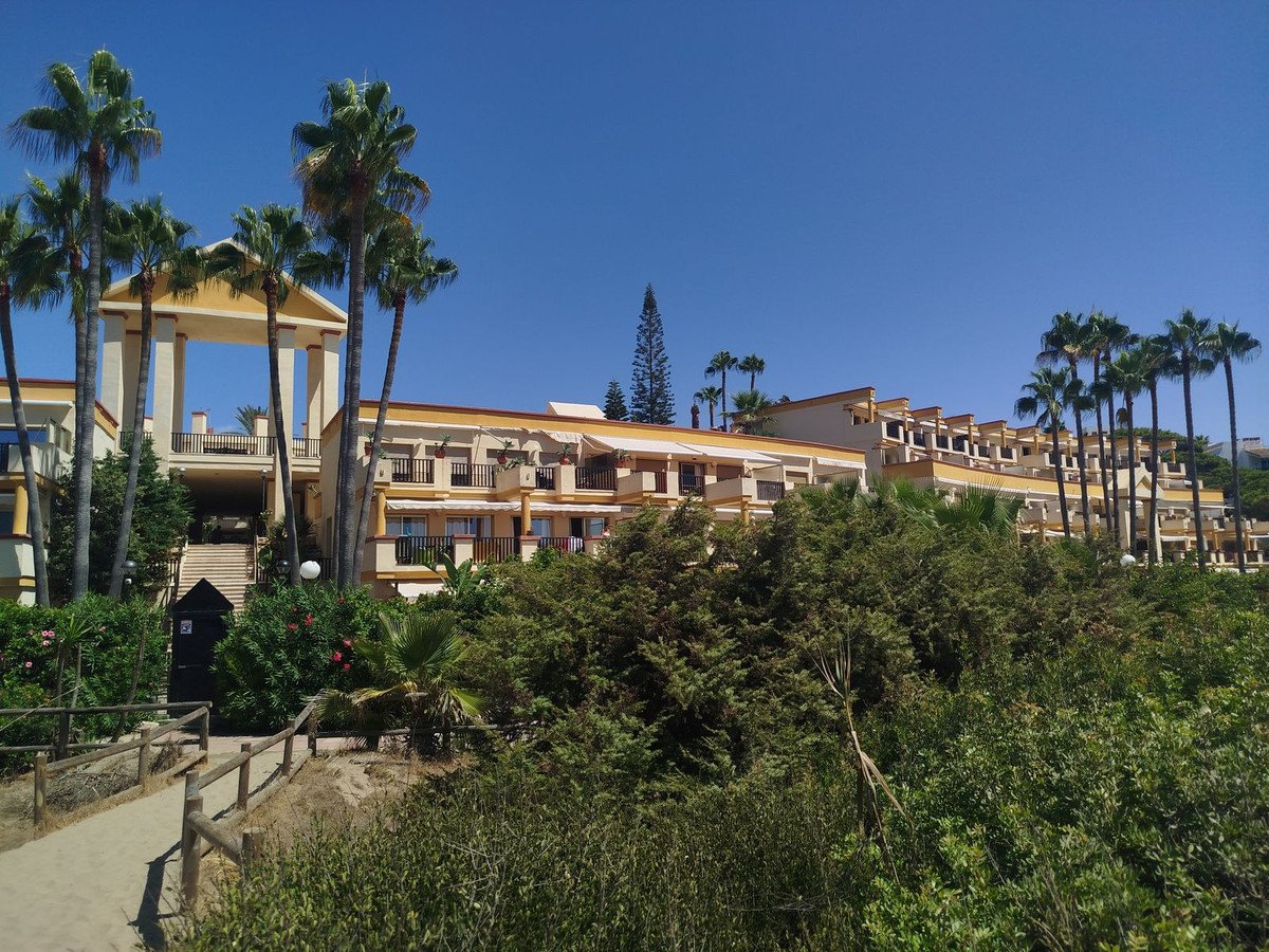 Apartament na pierwszej linii plaży z tarasem o powierzchni 22 m² i widokiem na morze, Marbella, Hiszpania