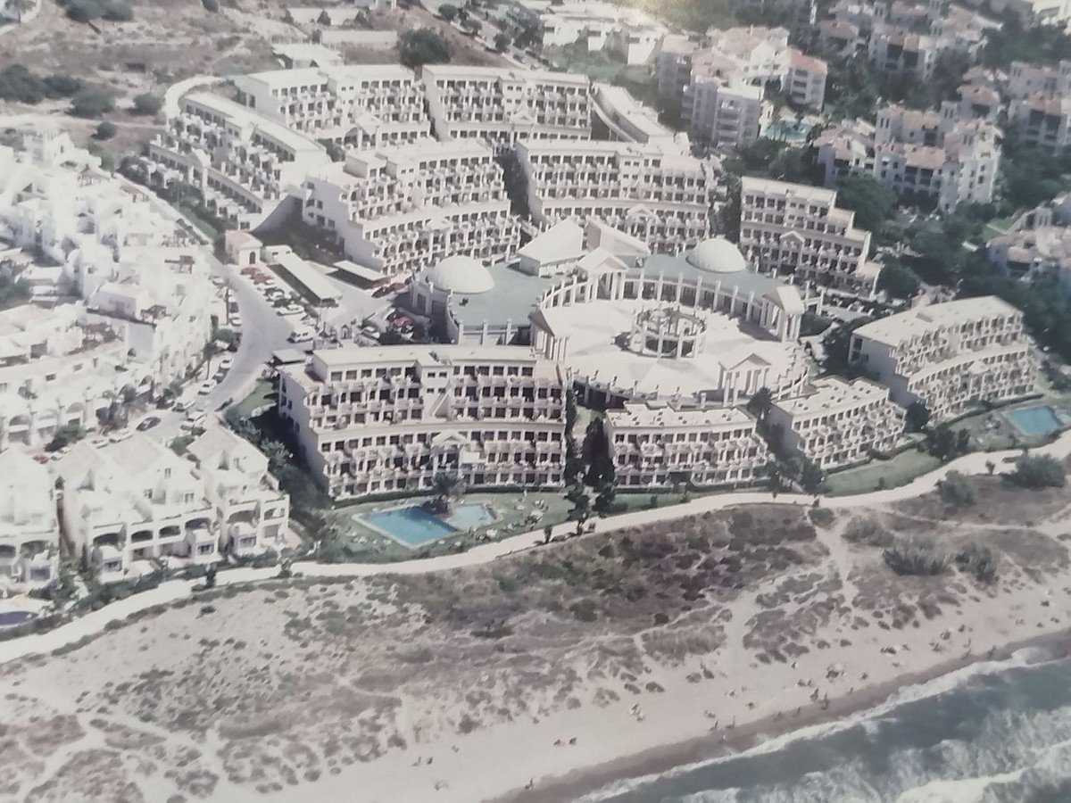 Apartament na pierwszej linii plaży z tarasem o powierzchni 22 m² i widokiem na morze, Marbella, Hiszpania