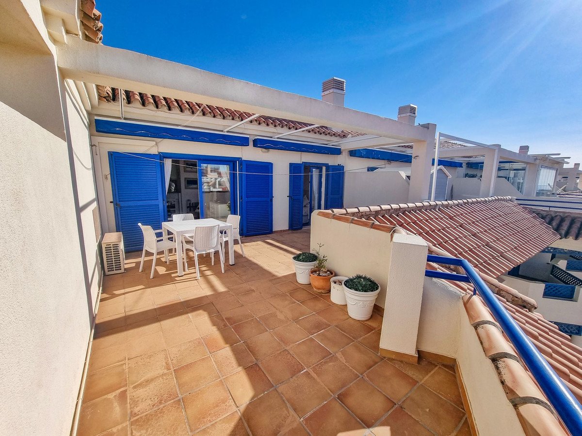 Penthouse na pierwszej linii plaży z tarasem o powierzchni 40 m² i garażem, Manilva, Hiszpania