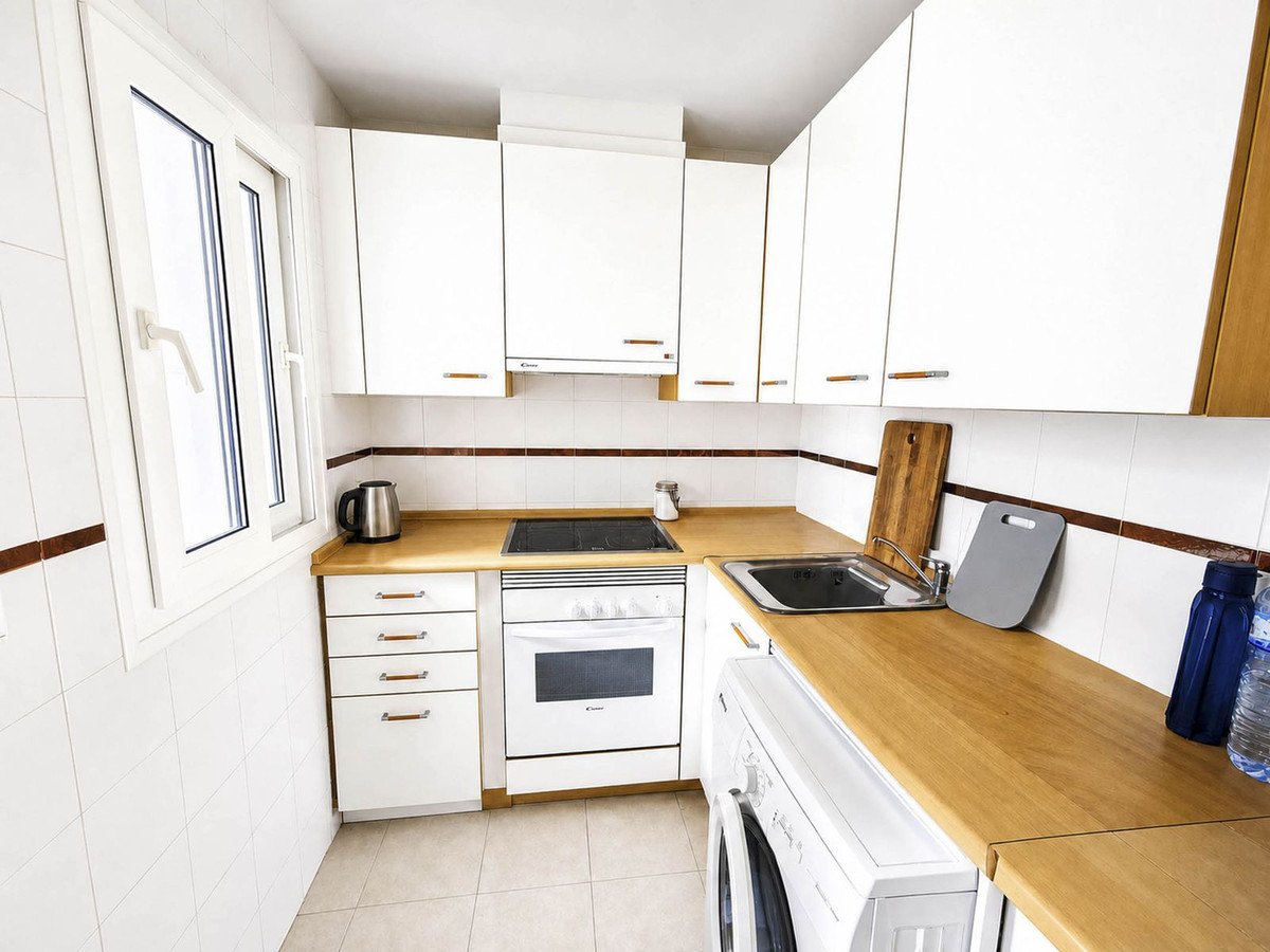 Penthouse na pierwszej linii plaży z tarasem o powierzchni 40 m² i garażem, Manilva, Hiszpania