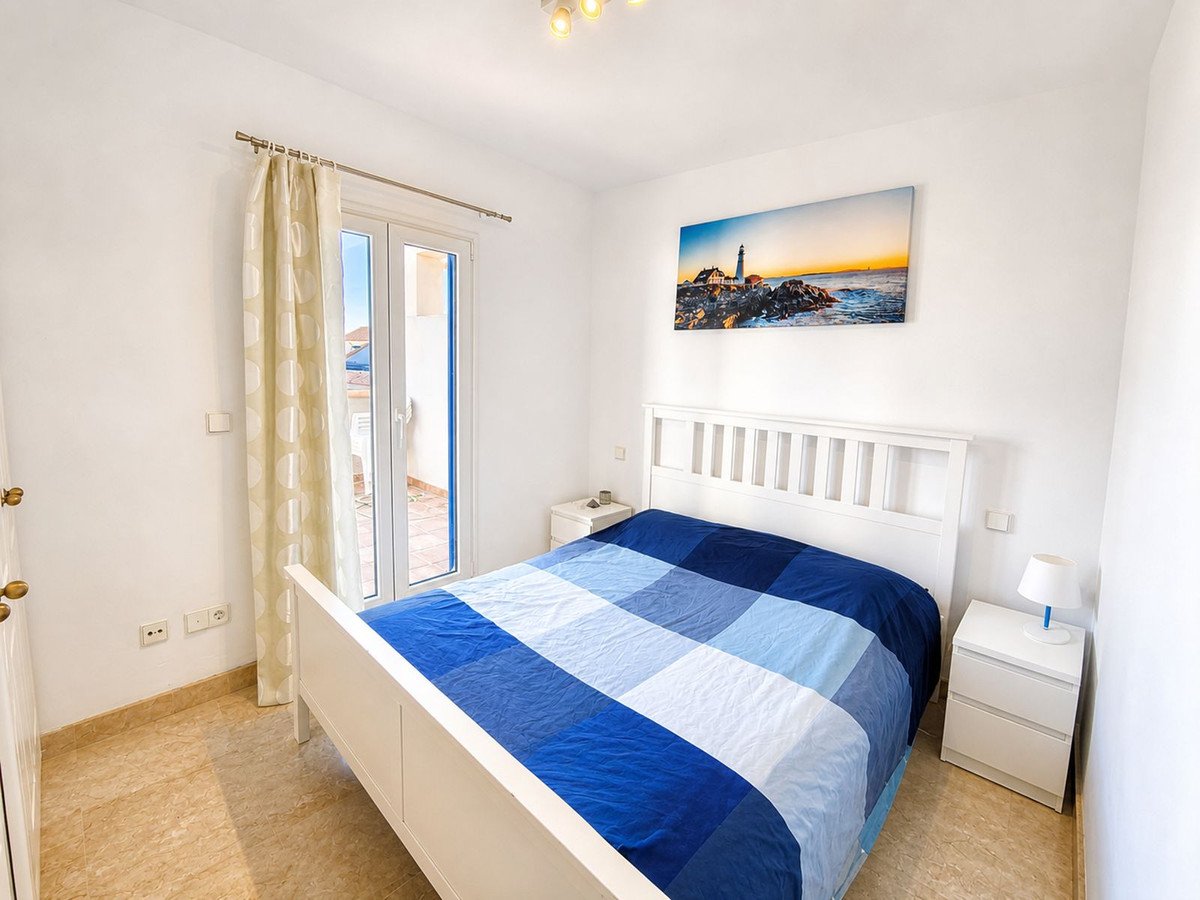 Penthouse na pierwszej linii plaży z tarasem o powierzchni 40 m² i garażem, Manilva, Hiszpania