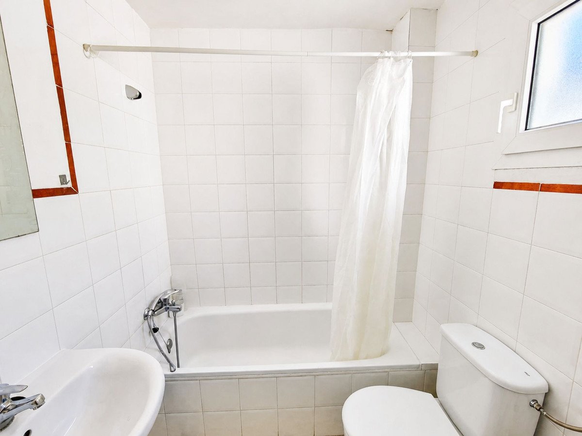 Penthouse na pierwszej linii plaży z tarasem o powierzchni 40 m² i garażem, Manilva, Hiszpania