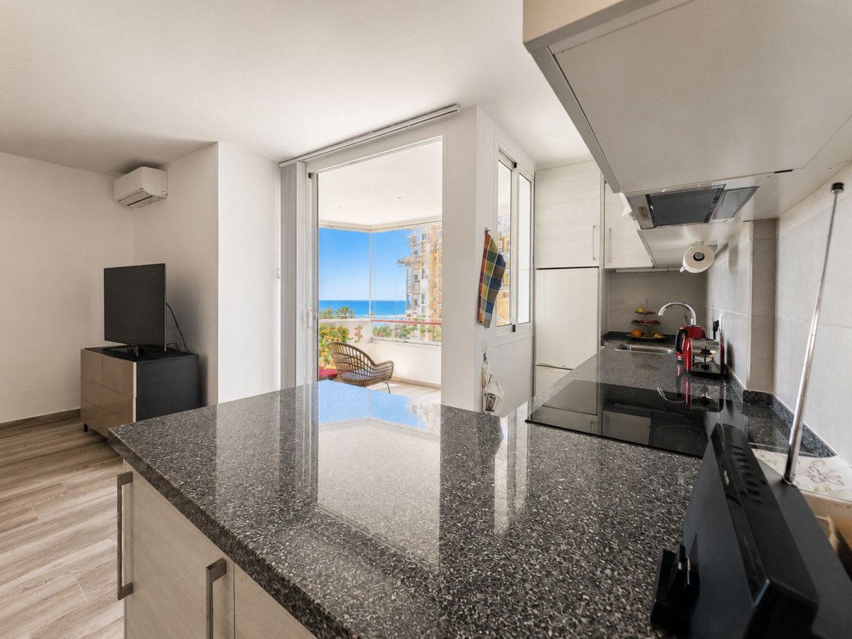 Jasny apartament przy promenadzie nadmorskiej z przeszklonym tarasem i widokiem na morze, Fuengirola, Hiszpania