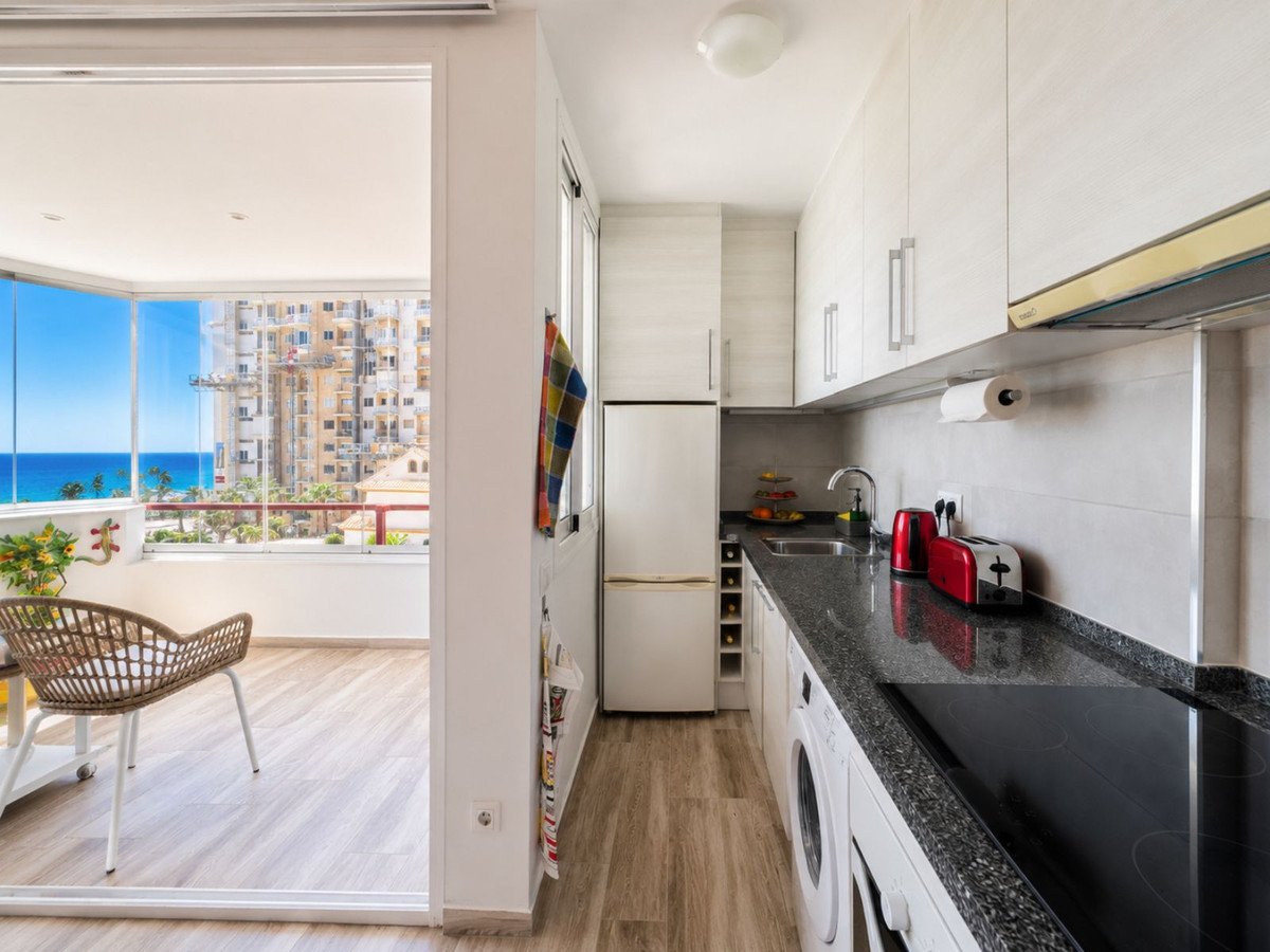 Jasny apartament przy promenadzie nadmorskiej z przeszklonym tarasem i widokiem na morze, Fuengirola, Hiszpania