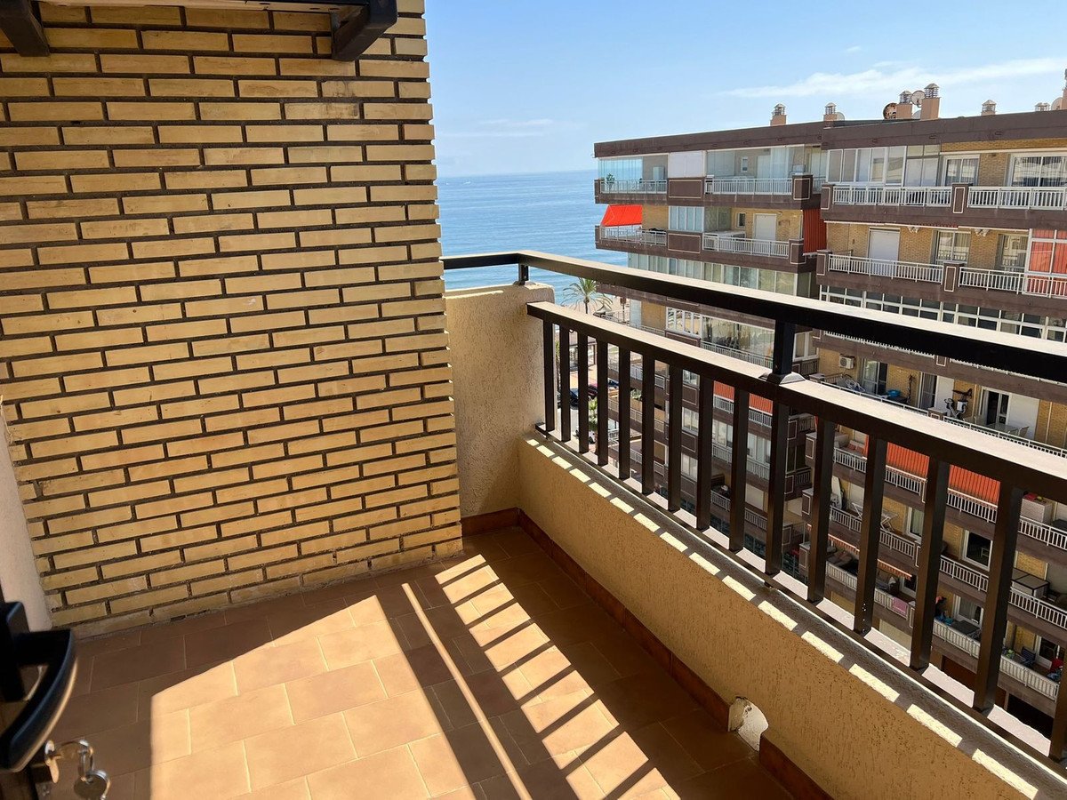 Apartament na najwyższym piętrze przy promenadzie Los Boliches z tarasem i widokiem na morze, Fuengirola, Hiszpania