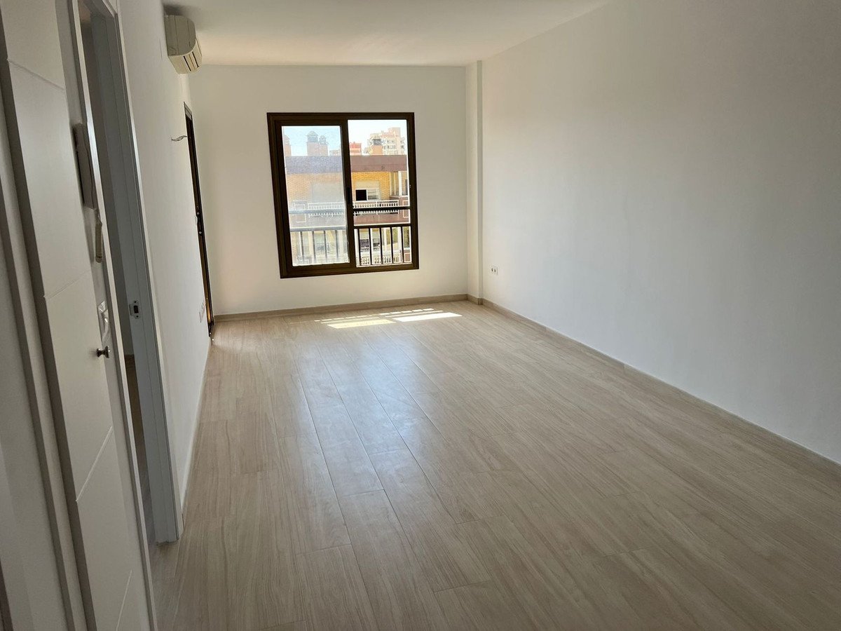 Apartament na najwyższym piętrze przy promenadzie Los Boliches z tarasem i widokiem na morze, Fuengirola, Hiszpania
