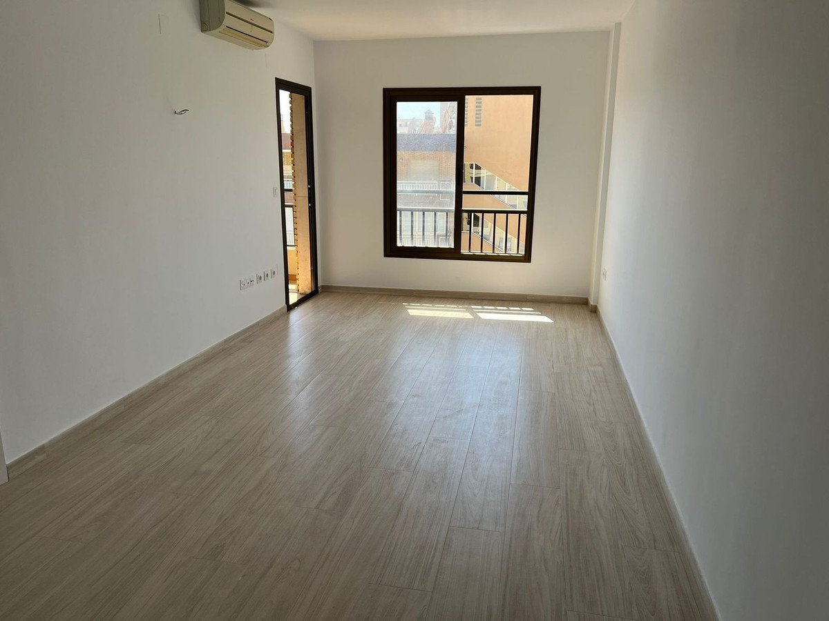 Apartament na najwyższym piętrze przy promenadzie Los Boliches z tarasem i widokiem na morze, Fuengirola, Hiszpania